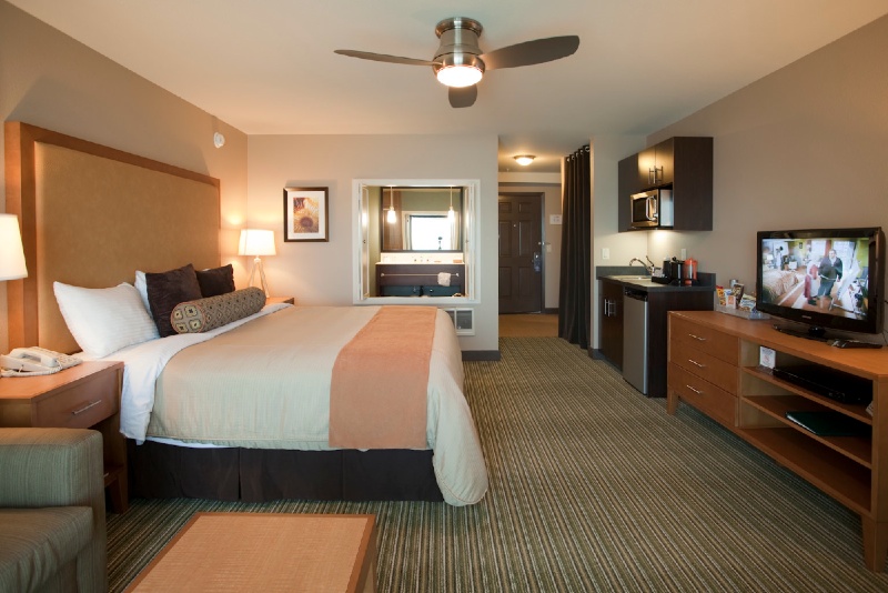 King size bed with ocean view